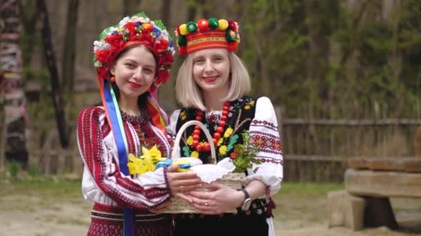 Прекрасні дівчата в українських національних костюмах з пасхальним кошиком. — стокове відео