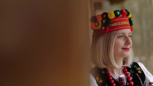 Ukrainian woman in traditional Ukrainian national costume — Vídeo de Stock