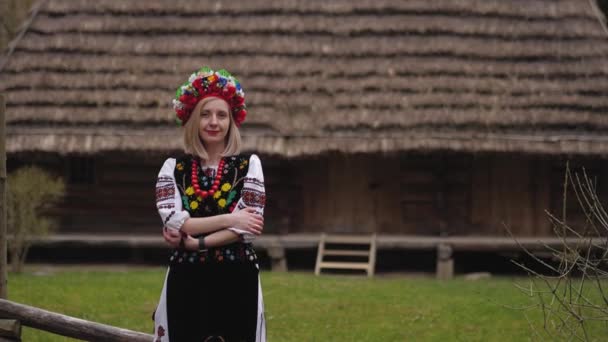 Українська жінка в традиційному українському національному костюмі — стокове відео