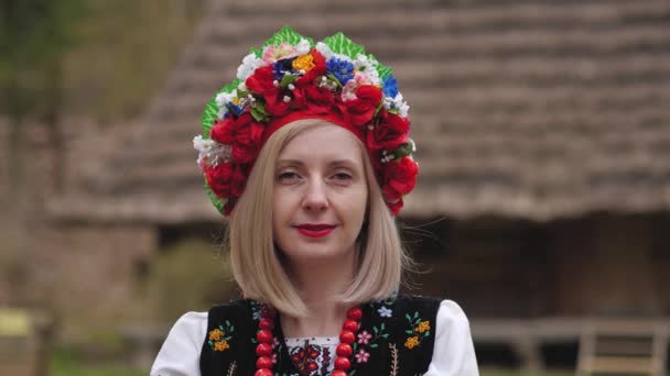 Ukrainian woman in traditional Ukrainian national costume — стоковое видео