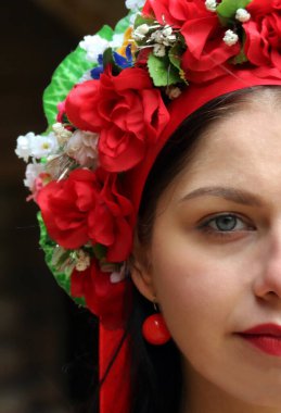 Çelenk takmış Ukraynalı bir kadının yüzü