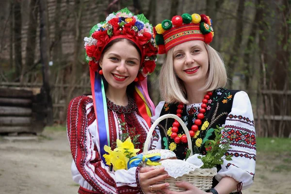 Beautiful Girls Ukrainian National Costumes — 스톡 사진