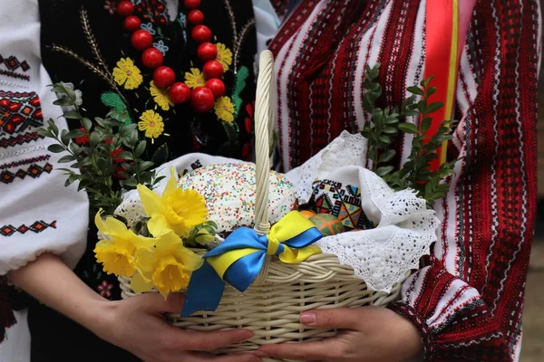 Traditional Easter Basket Full Cloured Eggs While Spring Celebration Pile — ストック写真