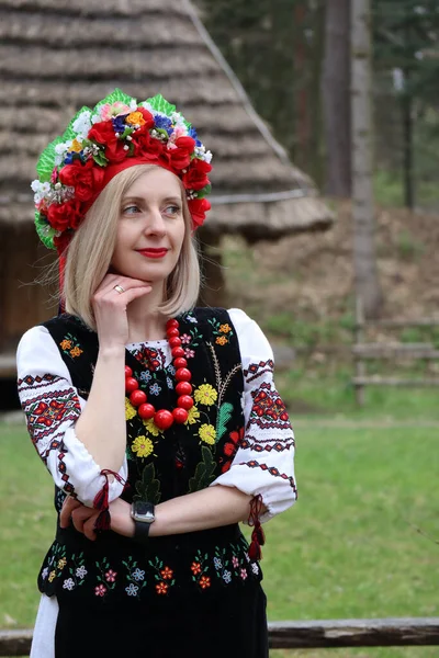 Ukrainian woman in traditional Ukrainian national costume — стоковое фото