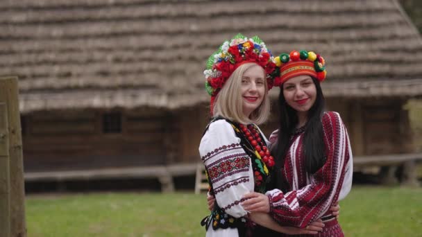 Ukrainische Frau in traditioneller ukrainischer Tracht — Stockvideo