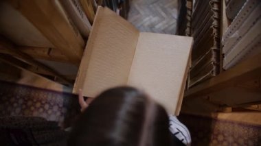 Körler kitabı okuyan kör bir kadın, okuma yazma bilmeyen bir kadın. Engelliler için evde eğitim. Kağıt üzerinde mektuplara dokunmak..