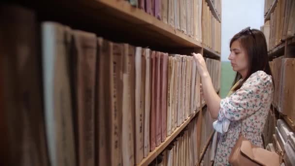 Kütüphanede Kitap Çıkaran Bir Kız — Stok video