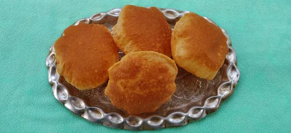 Indiana Comida Tradicional Puri Poori Roti Frito Fundo Verde — Fotografia de Stock