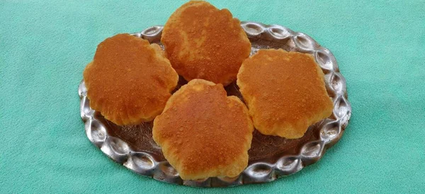 Comida Tradicional India Puri Poori Frito Roti Fondo Verde —  Fotos de Stock