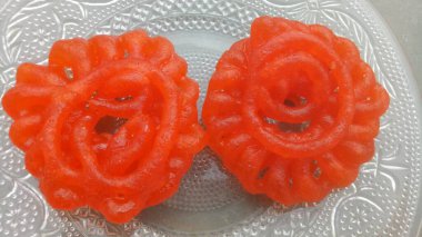 Hint tatlı gıda ımarti de bildiğiniz gibi ozi, Omriti, Jahangir, Jalebi, Jaangiri. Bu dairesel çiçek şekli bir tür derin kızartma Vigna Mungo un meyilli tarafından yapılmıştır.