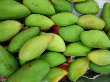 Taze tatlı mangolar sepette