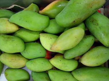 Taze tatlı mangolar sepette