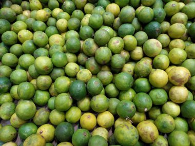 Bir sürü yeşil ve taze limon.