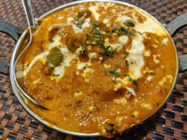 Hint Yemeği Kadai Paneer Dal Makhani, Tandoori veya Papad ile servis edilir ayrıca Kadhai Paneer ya da Karahi Paneer olarak da adlandırılır Baharatlı Paneer Peyniri ile servis edilen Hint Tabağı.