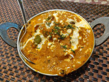 Hint Yemeği Kadai Paneer Dal Makhani, Tandoori veya Papad ile servis edilir ayrıca Kadhai Paneer ya da Karahi Paneer olarak da adlandırılır Baharatlı Paneer Peyniri ile servis edilen Hint Tabağı.