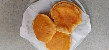 Puri veya Poori geleneksel Hint ev yapımı kızarmış ekmek veya chapati.