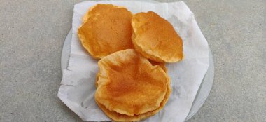 Puri veya Poori geleneksel Hint ev yapımı kızarmış ekmek veya chapati.
