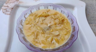 Pirinç Kheer veya Firni veya Chawal ki Khir Hint yarımadasından bir puding, süt, şeker ve Pirinç kaynar tarafından yapılır. Bir kasede servis edilir