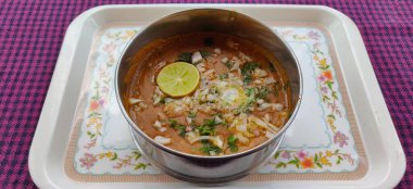 Pav Bhaji bir Hint Geleneksel Popüler Sokak Fast Food 'udur. Kalın ve baharatlı baharatlı köri yanında yumuşak ekmek rulosu ve tereyağlı çörek.