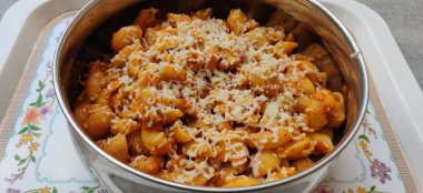 Baharatlı domates sos, parmesan ve fesleğen ile makarna. Makarna Chifferi Rigati.