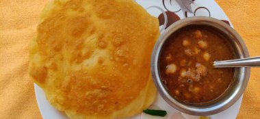 Chole Bhature ya da Nohut köri ve kızarmış Puri beyaz arka planda servis edilir. seçici odak