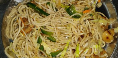 Erişteyi sebze ve biftekle karıştır. Geçmişi sil. Kapatın. Üst görünüm.