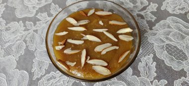 Moong dal halwa, moong mercimek, şeker, ghee ve kakule tozundan yapılan klasik bir Hint tatlısıdır.