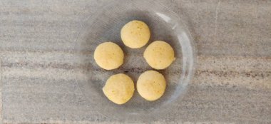 Idly ya da Idli, Hindistan 'ın ana kahvaltı malzemesi. Tabağa güzelce yerleştirilmiş.