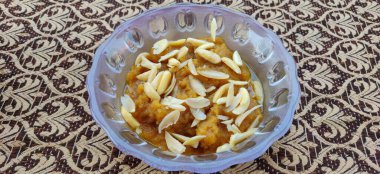 Moong Dal Halwa veya Mung Daal Halva, Hint geleneksel tatlısıdır.