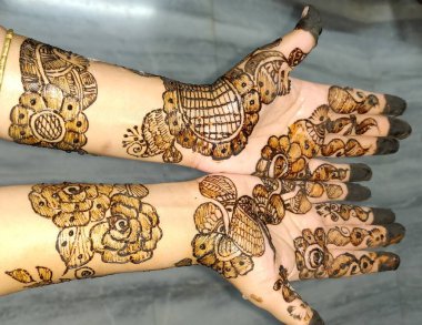 Kaba arka planda siyah kına dövmeli Hintli gelin kızın elleri