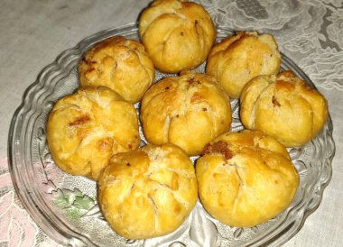 Yer fıstığı ve demirhindi turşusuyla servis edilen Suji appe ya da Appam.