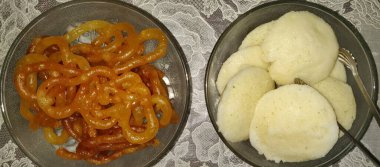 Jalebi, jilbi ya da imarti 'li Hint yemeği, Kuzey Hindistan' ın lezzetli tatlısıdır. Üst görünüm.