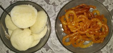 Jalebi, jilbi ya da imarti 'li Hint yemeği, Kuzey Hindistan' ın lezzetli tatlısıdır. Üst görünüm.
