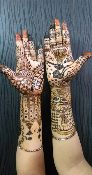 Henna Malerei Mehendi Auf Den Händen Der Braut Mit Dem — Stockfoto