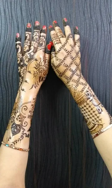 Hennè Pittura Mehendi Sulle Mani Della Sposa Con Sfondo Abito — Foto Stock