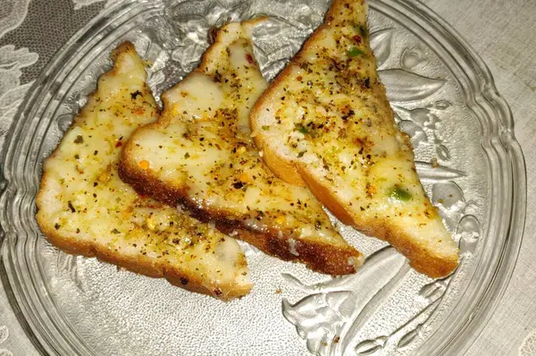 Gebakken Aardappelsneetjes Brood Met Een Lepel Close Bovenaanzicht — Stockfoto