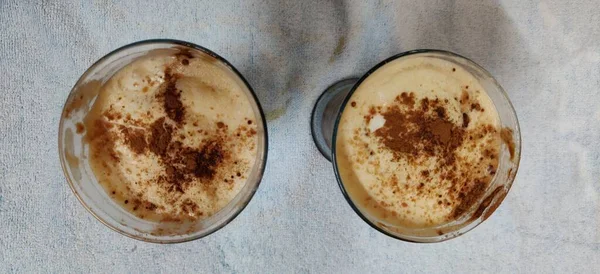 Eiskaffee Einem Hohen Glas Mit Sahne Übergossen Und Kaffeebohnen Auf — Stockfoto
