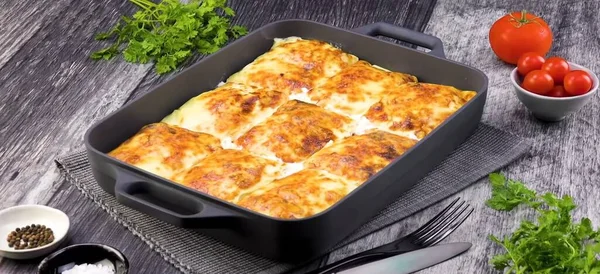 Lasagne Masem Rajčatovou Omáčkou Pečené Peci Keramické Misce Domácí Boloňské — Stock fotografie