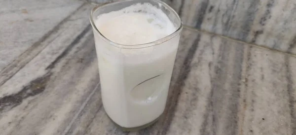 Νωπό Και Βιολογικό Γάλα Ποτήρι — Φωτογραφία Αρχείου