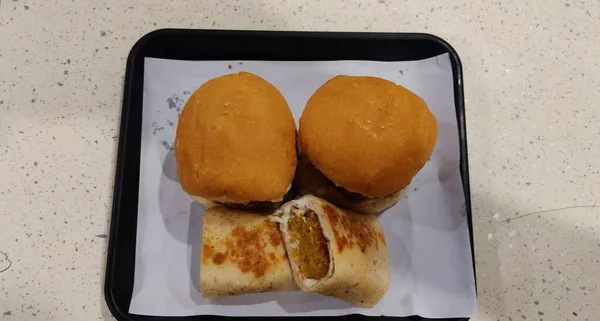 一个带有奶酪和乳酪的美味汉堡包的特写镜头 — 图库照片