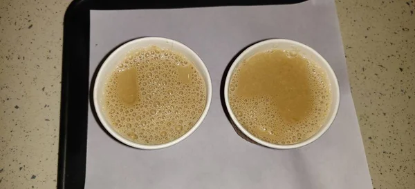 Две Бумажные Чашки Чая Кофе Столе — стоковое фото