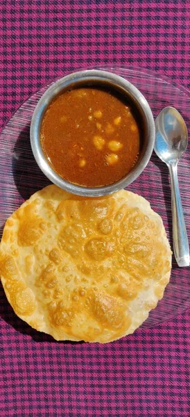 チョル ブータラ Chole Batura インド北部でよく見られる料理 プーリまたはチャナマサラとチョル インド料理 — ストック写真