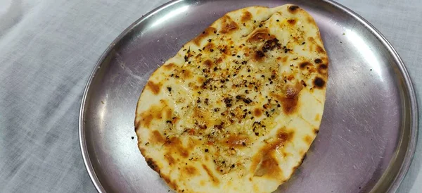 Mentega Bawang Putih Naan Dengan Latar Belakang Putih Fokus Selektif — Stok Foto