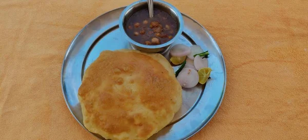 Chole Bhature Або Chick Pea Curry Fried Puri Служили Крокері — стокове фото