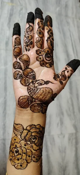 Frauenhand Zeichnet Ein Paar Schöne Afroamerikanische Seide Mit Henna Händen — Stockfoto