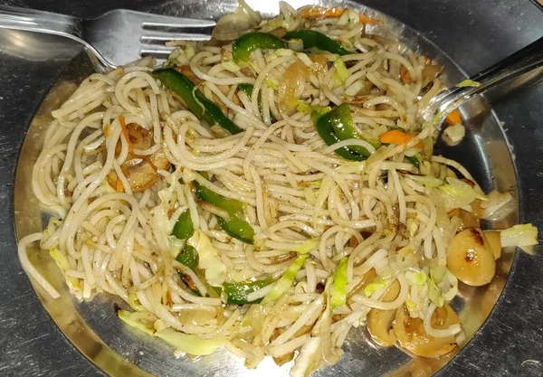Stir Fry Noodles Vegetables Beef Plate Slate Background Close Top — Fotografie, imagine de stoc