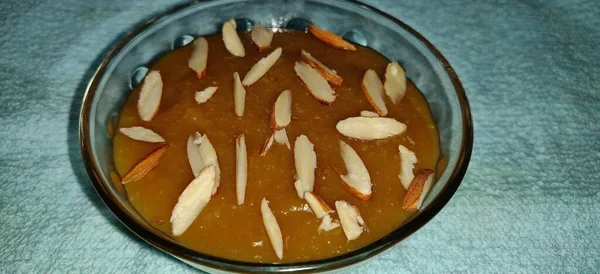 ムーン ダルハワ Moong Dal Halwa インドの伝統的な甘い料理で モンゴルのレンズ豆 カルダモンの粉で作られる — ストック写真