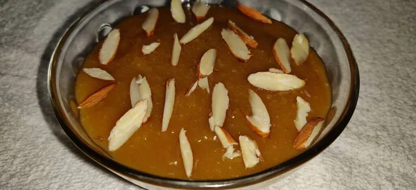 ムーン ダルハワ Moong Dal Halwa インドの伝統的な甘い料理で モンゴルのレンズ豆 カルダモンの粉で作られる — ストック写真