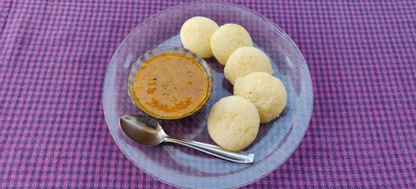 サンバーやイドリーとサンバーとグリーンソース 南インドの人気朝食 — ストック写真