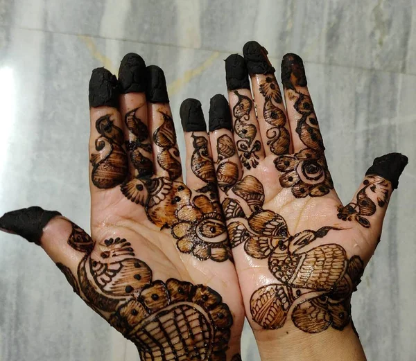 Hände Einer Indischen Braut Mit Schwarzen Henna Tätowierungen Auf Rauem — Stockfoto